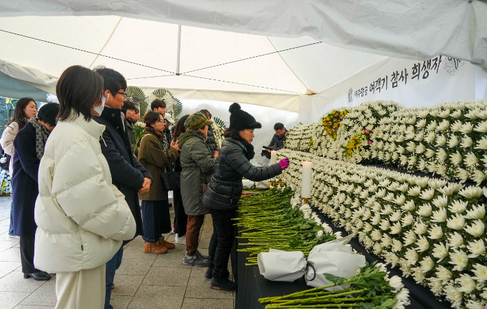 30일 제주항공 여객기 참사 합동분향소가 마련된 5·18민주광장에서 시민이 헌화하며 분향하며 희생자들의 넋을 기리고 있다. 광주시 제공