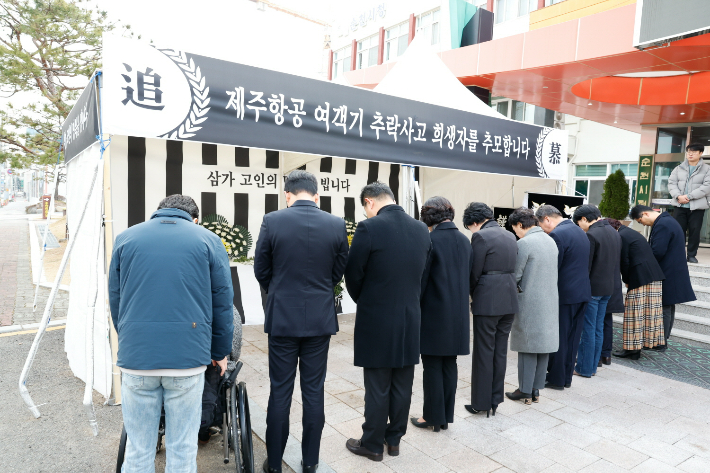  강형구 순천시의회 의장과 시의원들이 참배하고 있다. 순천시의회 제공