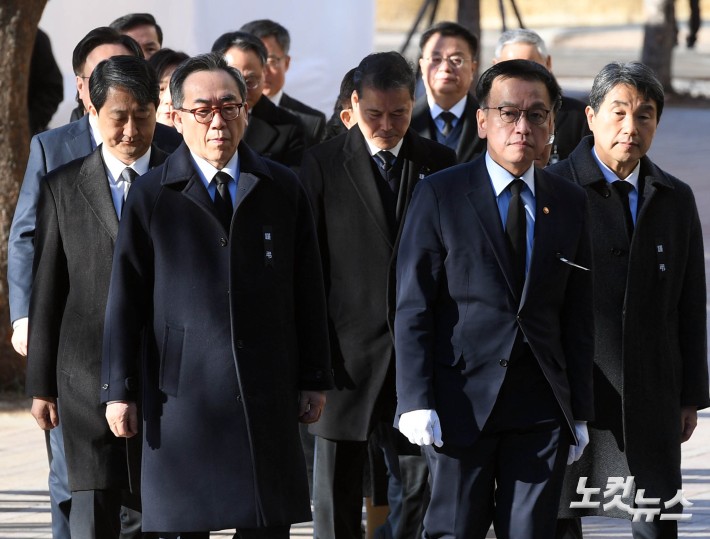 합동분향소 향하는 최상목 대행과 국무위원들