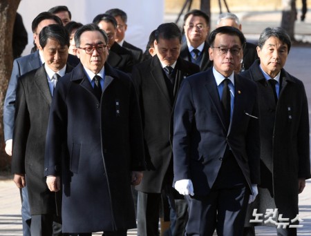 합동분향소 향하는 최상목 대행과 국무위원들