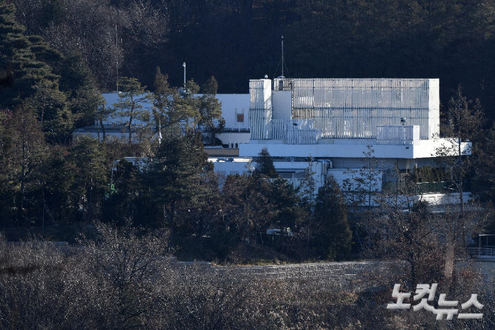 '12.3 비상계엄 사태'에서 내란 우두머리 혐의를 받는 윤석열 대통령의 체포영장이 발부된 31일 서울 용산구 한남동 관저에 적막감이 흐르고 있다. 현직 대통령에 대해 체포영장이 발부된 것은 헌정사상 처음이다. 박종민 기자