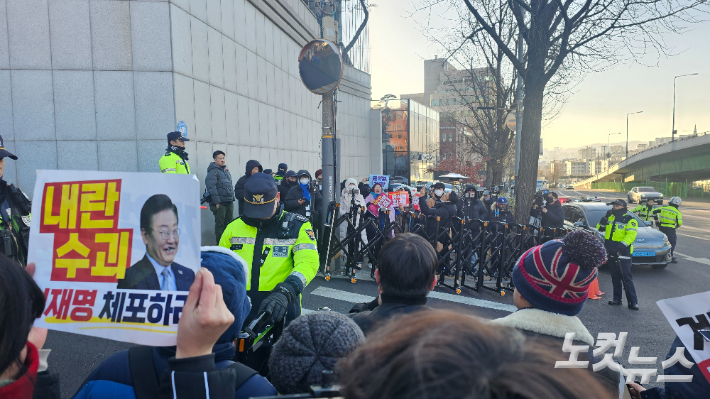 윤석열 대통령에 대한 체포영장이 발부된 31일 서울 용산구 한남동 대통령 관저 앞은 진보, 보수 단체 참가자들의 대치로 긴장감이 가득했다. 나채영 기자