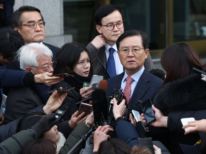 27일 오후 윤석열 대통령의 법률대리인인 윤갑근, 배보윤, 배진한 변호사가 탄핵심판 사건 첫 번째 변론준비기일을 마친 뒤 서울 종로구 헌법재판소 심판정을 나서며 취재진 질문에 답하고 있다. 연합뉴스