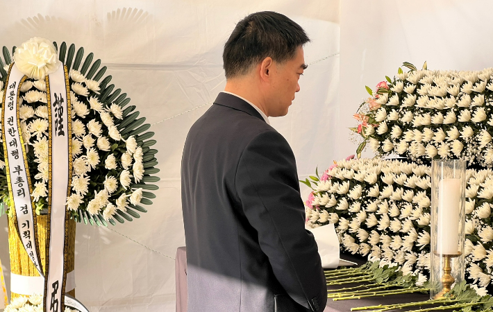 구징치 주광주중국총영사는 31일 오전 광주5·18민주광장에 마련된 제주항공 여객기 참사 합동분향소를 찾아 희생자들을 추모했다. 주광주중국총영사관 제공 