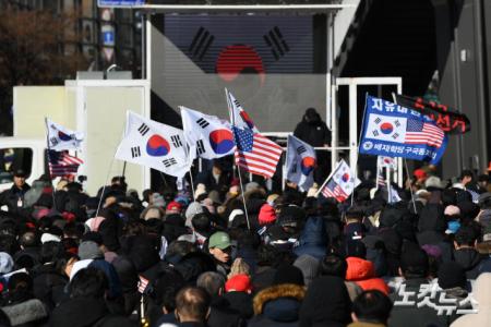 나부끼는 태극기와 성조기