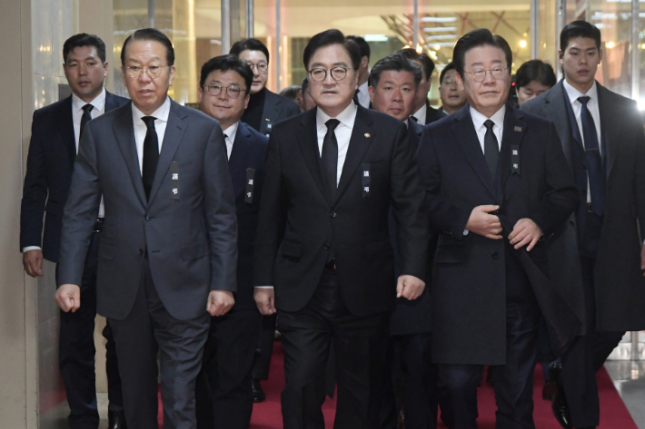 국민의힘 권영세 비상대책위원장, 우원식 국회의장, 더불어민주당 이재명 대표가 31일 서울 여의도 국회 의장실에서 열린 회동에 참석하고 있다. 연합뉴스