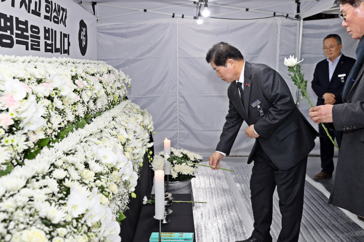 공영민 군수가 합동분향소에서 헌화하고 있다. 고흥군 제공