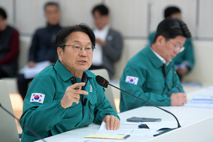 강기정 광주광역시장이 31일 오전 시청 3층 중회의실에서 열린 '제주항공 여객기 참사 지대본 회의'에 참석해 회의를 주재하고 있다. 광주광역시 제공