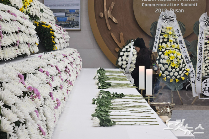 31일 부산시청 1층에 차려진 제주항공 여객기 사고 희생자 합동분향소에 하얀 국화꽃이 쌓여가고 있다. 김혜민 기자 