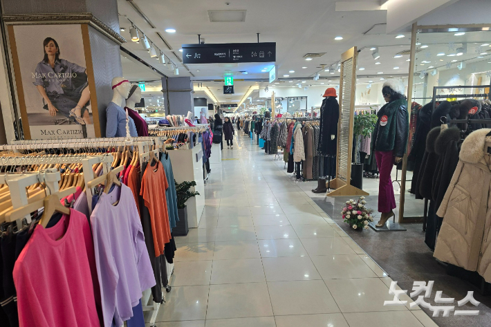 31일 오후 서울 또 다른 백화점에 손님이 거의 없어 한산한 모습. 박요진 기자