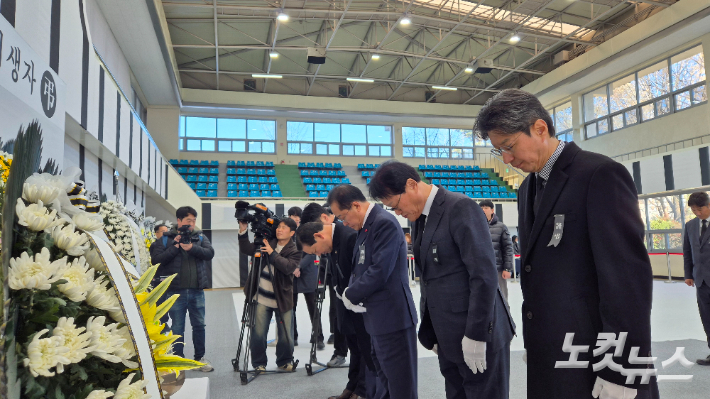 31일 안병근올림픽기념유도관에 마련된 분향소에서 홍준표 대구시장이 애도를 표하고 있다. 정진원 기자