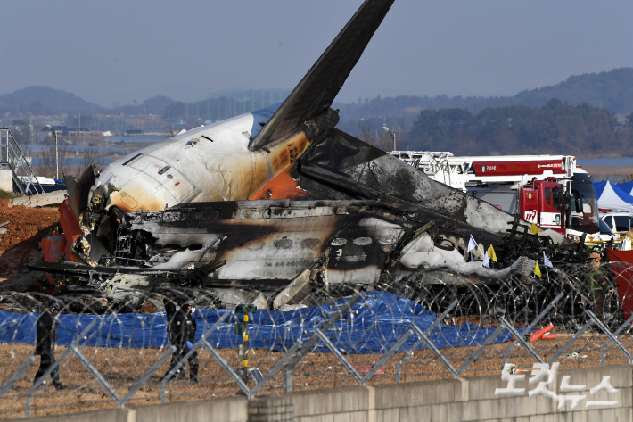 지난 29일 전남 무안국제공항에서 탑승객 181명을 태운 제주항공 여객기가 착륙 중 활주로를 이탈해 사고가 발생했다. 사고 발생 직후 소방대원들이 수습작업을 벌이고 있다. 무안(전남)=황진환 기자