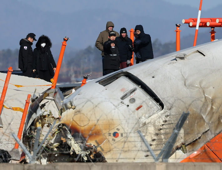 31일 오후 전남 무안군 무안국제공항 제주항공 여객기 참사 현장에서 사고 여객기와 충돌로 부서진 방위각 시설(로컬라이저)이 보이고 있다. 연합뉴스