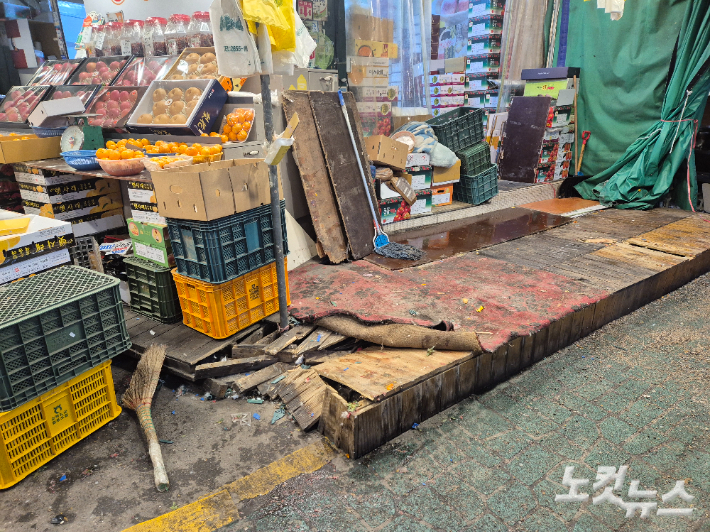 31일 서울 목동 깨비시장 내 '차량 돌진 사고' 흔적이 보이는 과일 가게. 양형욱 기자