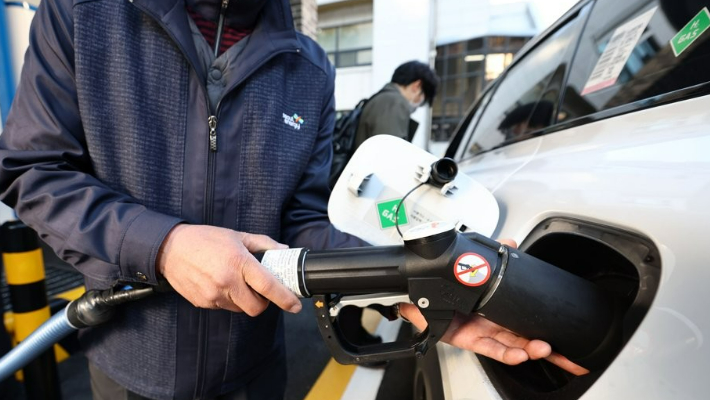 수소차를 충전하는 시민. 연합뉴스