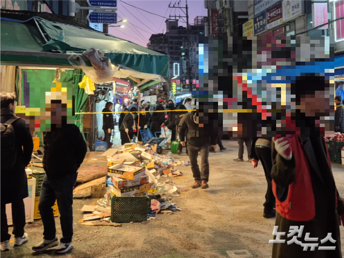 31일 오후 서울 양천구 깨비시장에서 차량 돌진 사고가 발생해 10여 명이 다쳤다. 사고 장소인 과일가게 앞은 사고의 여파로 과일 잔해 등이 길바닥에 나뒹굴고 있었다. 양형욱 기자