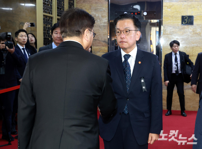 최상목 대통령 권한대행 부총리 겸 기획재정부 장관이 30일 국회의장실로 들어서며 우원식 의장과 악수하고 있다. 국회사진취재단