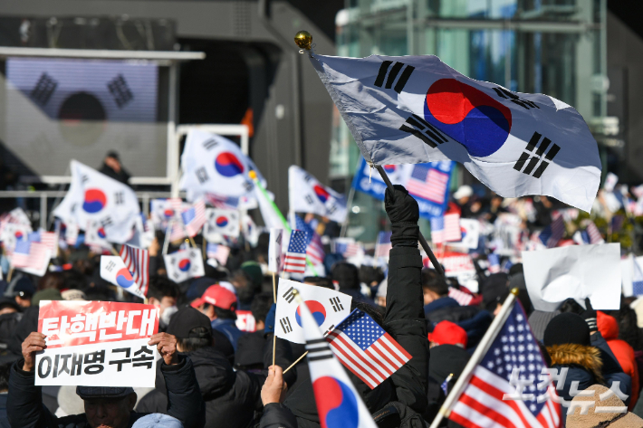 법원이 '12·3 비상계엄 사태'로 내란 혐의를 받는 윤석열 대통령에 대한 체포영장을 발부한 31일 서울 용산구 한남동 대통령 관저 인근에서 윤 대통령 지지자들이 탄핵 반대, 주사파 척결 등을 요구하며 시위하고 있다. 박종민 기자