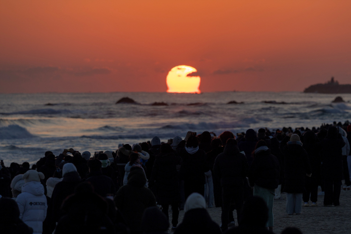 1일 오전 동해 망상해변에서 일출을 맞이하고 있는 시민과 관광객들. 동해시 제공