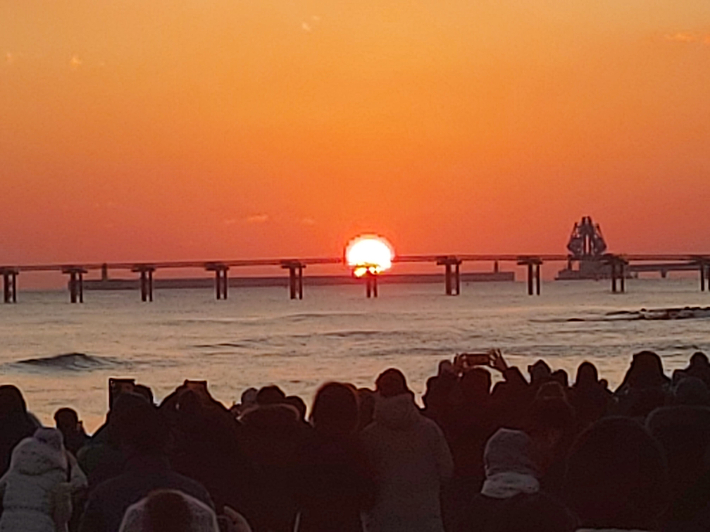 1일 오전 강릉 공항대교에서 바라본 일출. 독자 제공