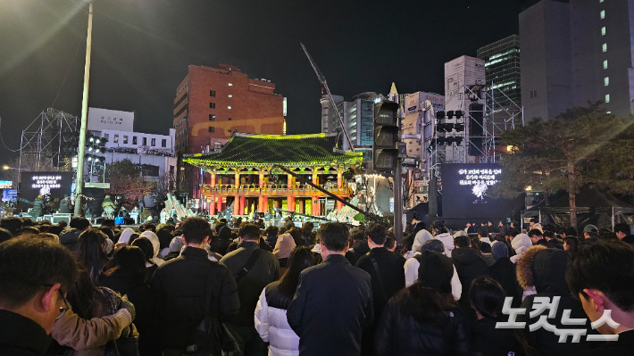 1일 타종을 앞두고 제주항공 참사 희생자들을 위한 묵념도 이뤄졌다. 나채영 기자