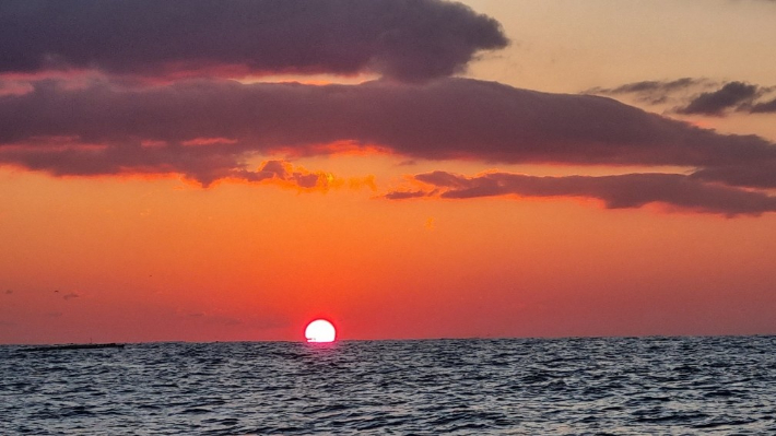 1일 오전 강릉 주문진 해상에서 바라본 일출. 독자 제공
