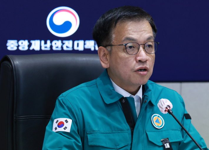 최상목 대통령 권한대행 부총리 겸 기획재정부 장관이 1일 오전 정부서울청사에서 열린 제주항공 여객기 사고 중앙재난안전대책본부(중대본) 회의에서 발언하고 있다. 연합뉴스