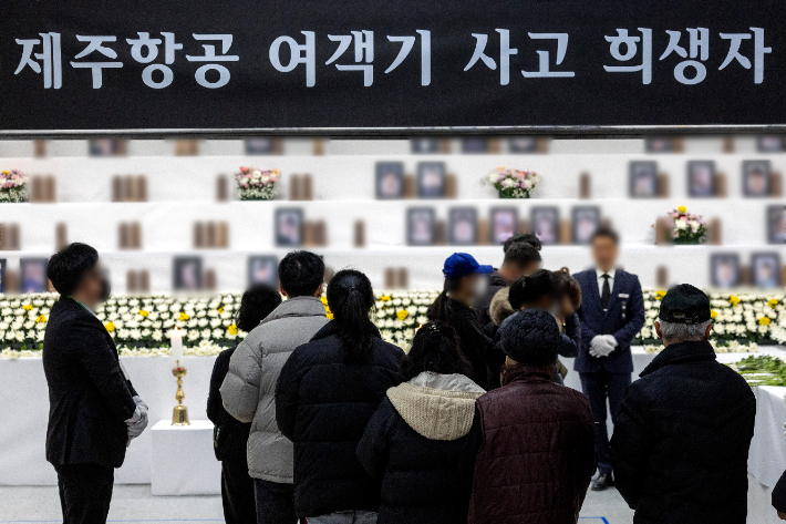 12월 31일 오후 전남 무안군 무안국제공항에 마련된 분향소에서 제주항공 여객기 참사 유가족들이 조문하고 있다. 연합뉴스