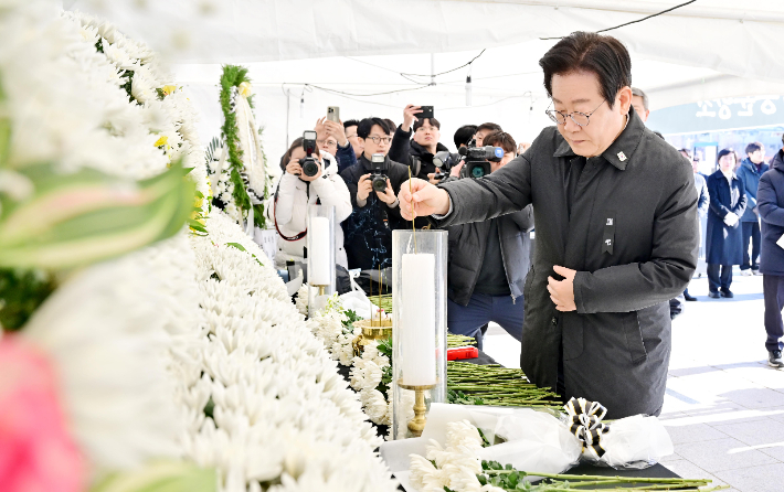 더불어민주당 이재명 대표가 새해 첫날인 1일 오전 광주 동구 5·18 민주광장에 설치된 '제주항공 여객기 참사 희생자 합동분향소'에서 헌화하고 있다. 연합뉴스