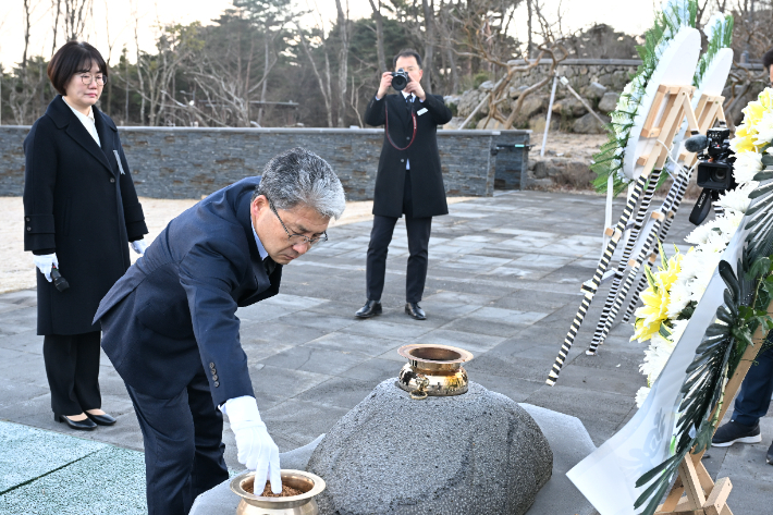 이상봉 제주도의회 의장이 을사년 새해 첫날 국립제주호국원을 찾아 참배하고 있다. 제주도의회 제공