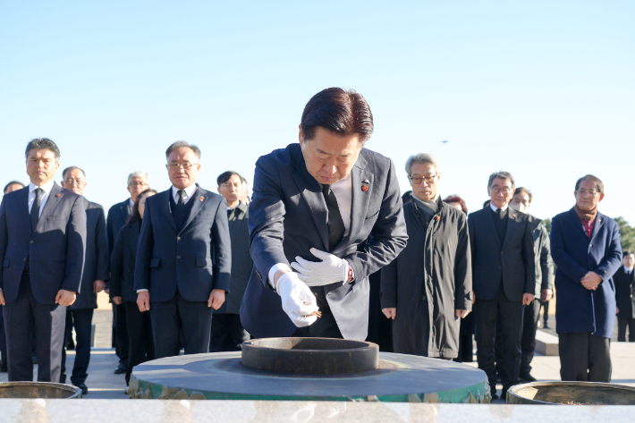 을사년 새해 첫날 오영훈 제주지사가 제주4.3 평화공원에서 참배하고 있다. 제주도 제공