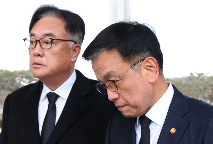 최상목 대통령 권한대행 부총리 겸 기획재정부 장관이 1일 국립서울현충원을 찾아 참배를 마친 뒤 정진석 대통령 비서실장과 이동하고 있다. 연합뉴스