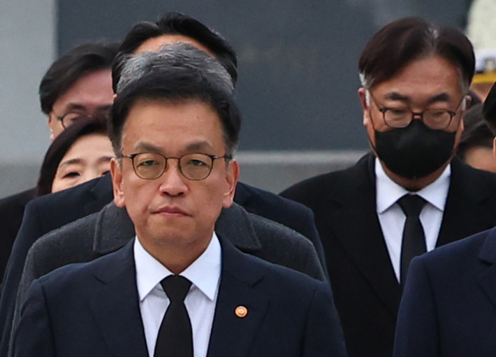 최상목 대통령 권한대행 부총리 겸 기획재정부 장관이 2025년 새해 첫날인 1일 국립서울현충원을 찾아 현충탑 참배를 마친 뒤 이동하고 있다. 연합뉴스