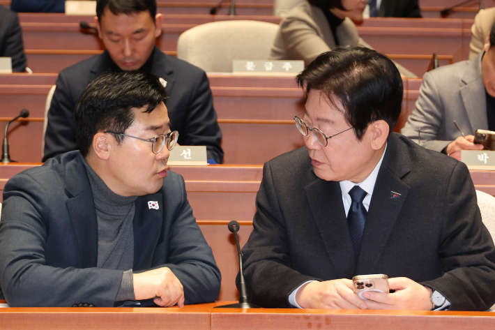 더불어민주당 이재명 대표가 12월 27일 오후 국회에서 열린 의원총회에서 박찬대 원내대표와 대화하고 있다. 연합뉴스