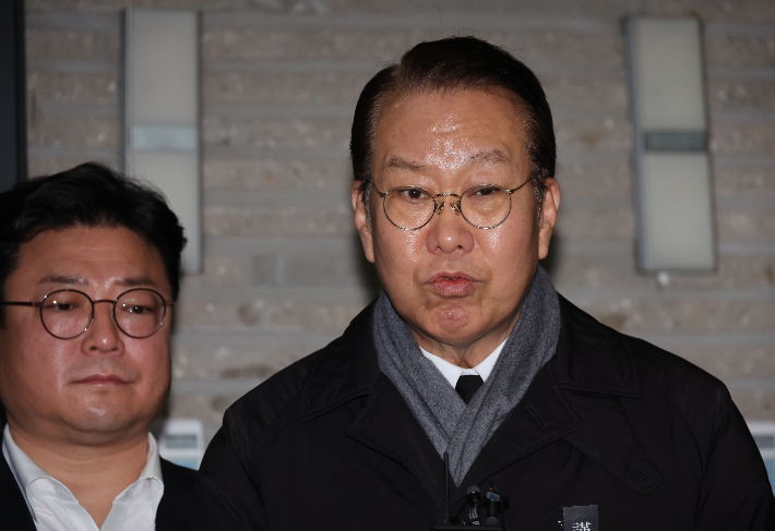 국민의힘 권영세 비상대책위원장이 1일 오전 서울 여의도 국민의힘 중앙당사에서 열린 현안관련 비공개 회의를 마치고 나와 취재진 질문에 답하고 있다. 연합뉴스