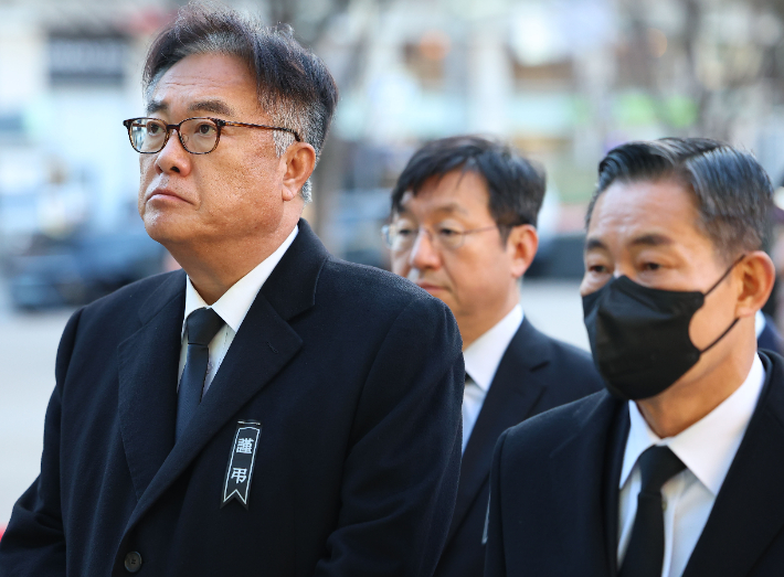 정진석 대통령비서실장(왼쪽)과 신원식 국가안보실장이 12월 31일 오전 서울시청 본관 앞에 마련된 제주항공 여객기 희생자 합동분향소를 찾아 순서를 기다리고 있다. 연합뉴스