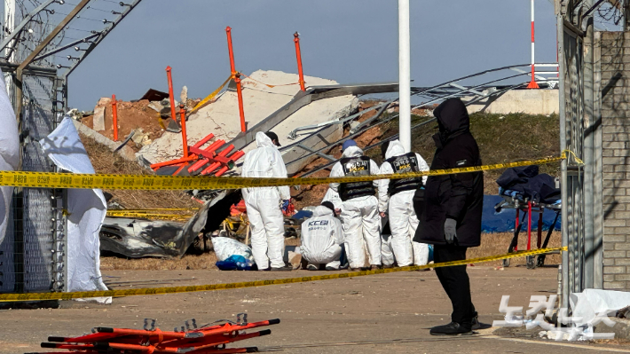 국립과학수사연구원 관계자들이 제주항공 여객기 참사 현장에서 감식을 진행하고 있다. 김한영 기자