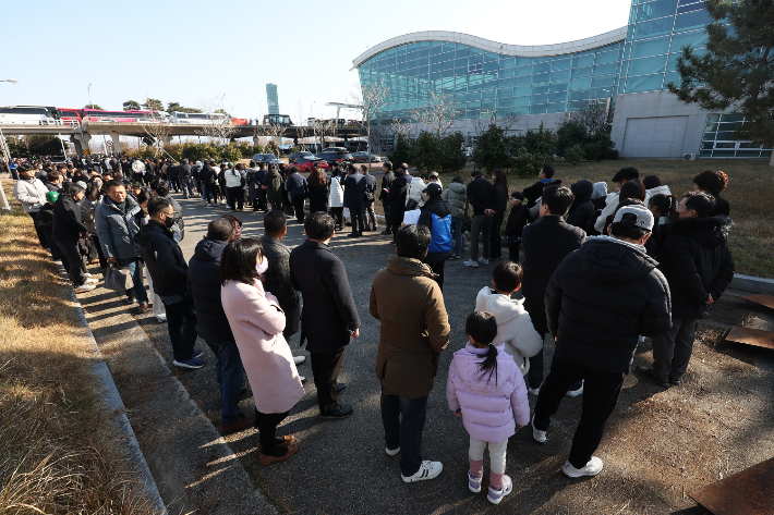 무안공항에 늘어선 제주항공 참사 분향소 대기줄. 연합뉴스