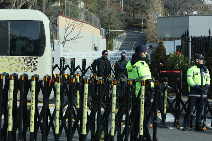  고위공직자범죄수사처가 내란 수괴(우두머리)·직권남용 혐의를 받는 윤석열 대통령의 체포영장을 유효기간인 6일 이전에 집행하겠다고 밝힌 1일 오후 서울 용산구 한남동 대통령 관저 입구에서 경찰이 경계근무를 서고 있다. 연합뉴스