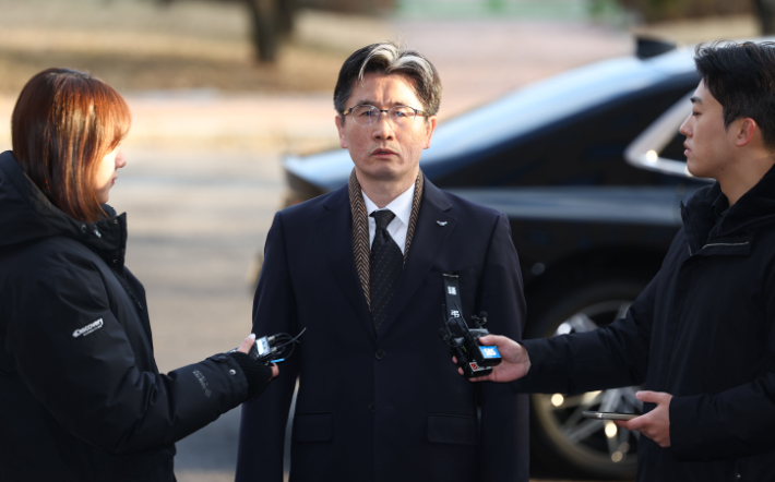 '대통령 체포영장 집행은 언제' 취재진 질문 받는 공수처장     (과천=연합뉴스) 류영석 기자 = 오동운 고위공직자범죄수사처장이 1일 오전 경기도 정부과천청사 공수처로 출근하며 취재진 질문에 답변하고 있다. 2025.1.1     ondol@yna.co.kr (끝)   <저작권자(c) 연합뉴스, 무단 전재-재배포, AI 학습 및 활용 금지> 연합뉴스