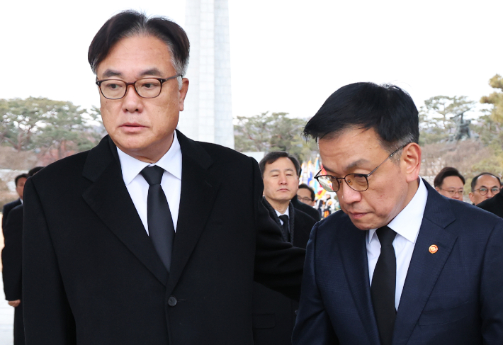 정진석 비서실장 등 대통령실 고위 참모진 전원 사의 표명     (서울=연합뉴스) 홍해인 기자 = 최상목 대통령 권한대행 부총리 겸 기획재정부 장관이 1일 국립서울현충원을 찾아 참배를 마친 뒤 정진석 대통령 비서실장과 이동하고 있다.      대통령실은 이날 공지에서 정 비서실장, 성태윤 정책실장, 신원식 국가안보실장, 장호진 외교안보특보와 수석비서관 전원이 최 권한대행에 사의를 표명했다고 전했다. 2025.1.1 [대통령실통신사진기자단]     hihong@yna.co.kr (끝)   <저작권자(c) 연합뉴스, 무단 전재-재배포, AI 학습 및 활용 금지> 연합뉴스