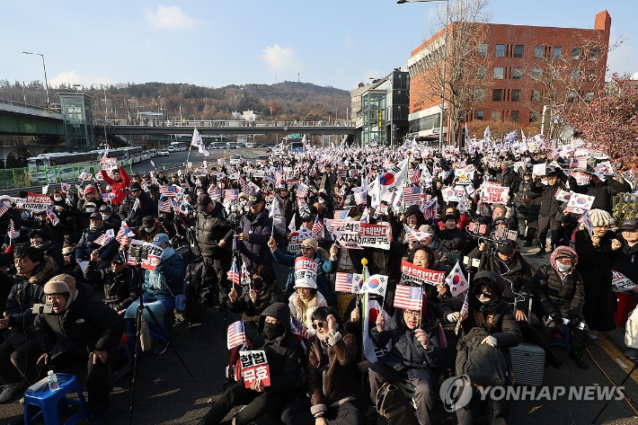 (서울=연합뉴스) 임화영 기자 = 1일 오후 서울 용산구 한남동 대통령 관저 인근에서 윤석열 대통령 탄핵 반대 집회가 열리고 있다. 2025.1.1 hwayoung7@yna.co.kr 연합뉴스