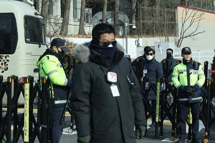 고위공직자범죄수사처가 내란 수괴(우두머리)·직권남용 혐의를 받는 윤석열 대통령의 체포영장을 유효기간인 6일 이전에 집행하겠다고 밝힌 1일 오후 서울 용산구 한남동 대통령 관저 입구에서 경찰이 경계근무를 서고 있다. 연합뉴스