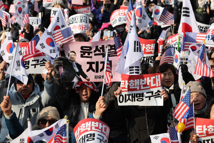 대통령 관저 인근 탄핵 반대의 목소리     (서울=연합뉴스) 임화영 기자 = 1일 오후 서울 용산구 한남동 대통령 관저 인근에서 윤석열 대통령 탄핵 반대 집회가 열리고 있다. 2025.1.1     hwayoung7@yna.co.kr (끝)   <저작권자(c) 연합뉴스, 무단 전재-재배포, AI 학습 및 활용 금지> 연합뉴스