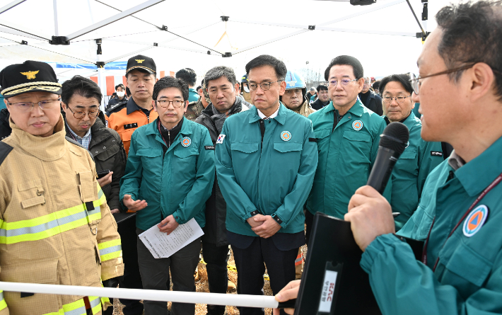 최상목 대통령 권한대행 부총리 겸 기획재정부 장관이 전남 무안공항 항공기 사고 현장을 방문해 관계자의 상황설명을 듣고 "가용한 모든 인력, 장비를 총 동원해 인력구조에 총력을 다해달라' 당부했다. 기획재정부 제공