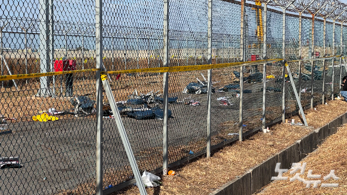 전남 국제무안국제공항 활주로 주변에 기체 잔해들이 어지럽게 널브러져 있다. 김수진 기자 
