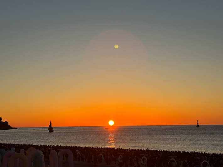 부산 해운대해수욕장에 떠오른 2025년 을사년 첫해. 해운대구 제공 