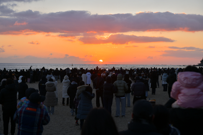 2025년 을사년 첫날인 1일 속초해수욕장을 찾은 다수의 시민들이 비교적 차분한 분위기 속에 새해 첫 일출을 보며 소원과 행복을 기원했다. 속초시 제공  