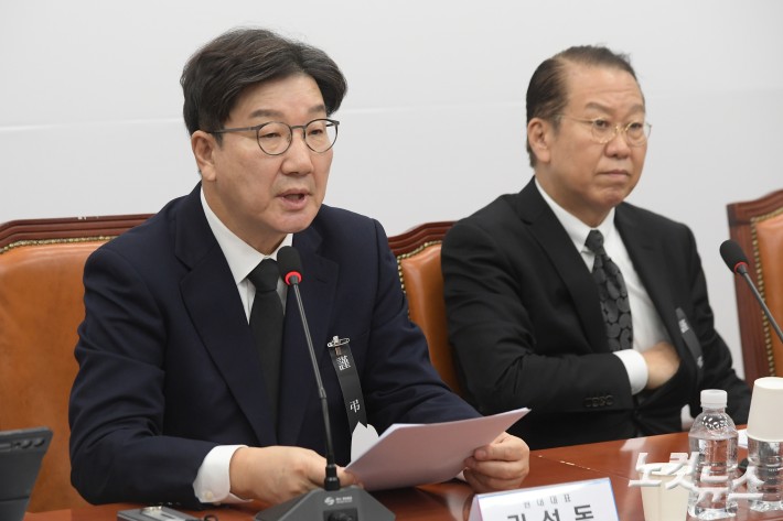 발언하는 권성동 원내대표