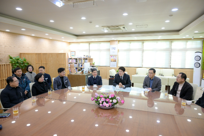 노관규 시장(좌측 세 번째)이 새해 첫 날 간부들과 유족 지원 방안 등을 논의하고 있다. 순천시 제공 